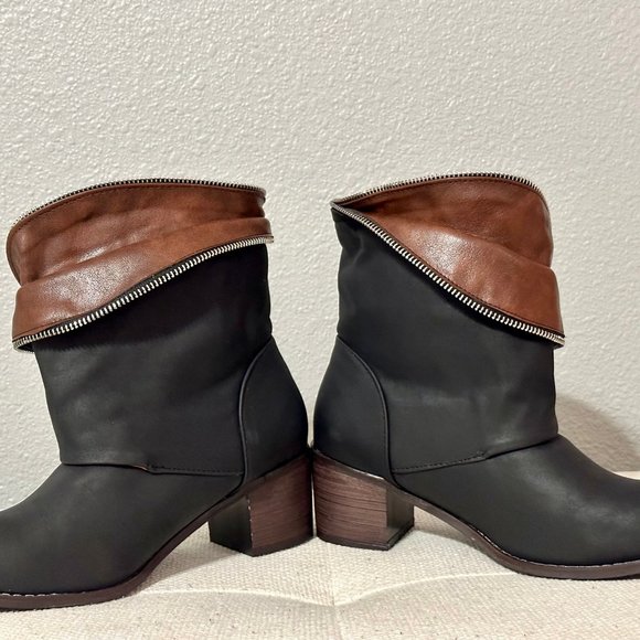 Black Plain Chunky Round Toe Boots - Picture 2 of 3